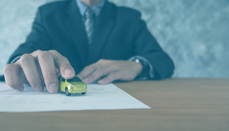 hombre con un coche pequeño con una hoja debajo explicando que cibre el consorcio de compensacion de seguros